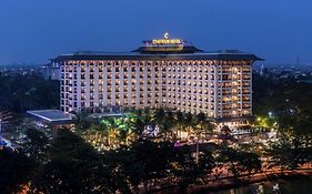 Khách sạn Chatrium Royal Lake Yangon